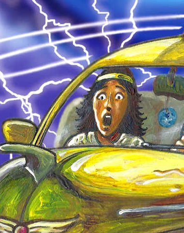Portrait de Sareth, les yeux écarquillés et la bouche ouverte, à bord d’une voiture jaune sous des éclairs